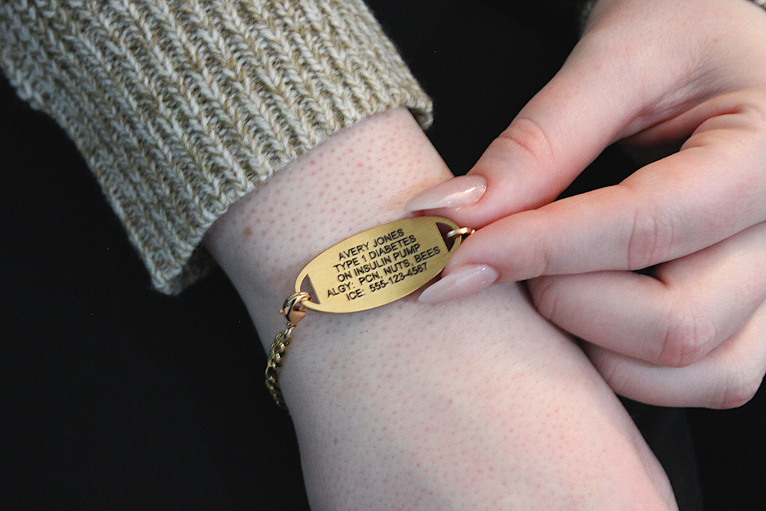 Small Figaro Chain Bracelet in Yellow Gold